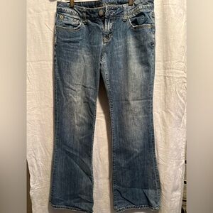 American Eagle wide leg/bootcut jeans. Size 6 short. Great preloved condition.